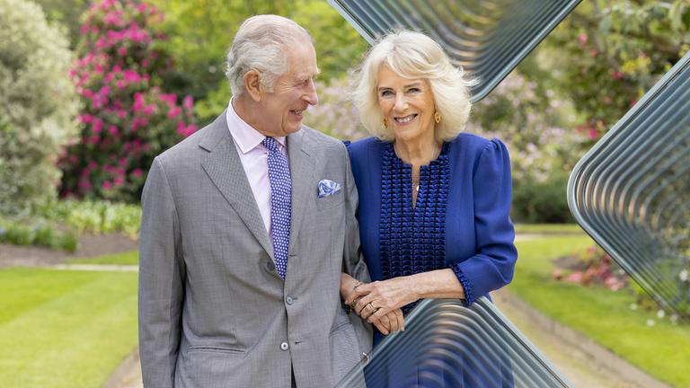 Camilla neben König Charles, der sie liebenvoll ansieht