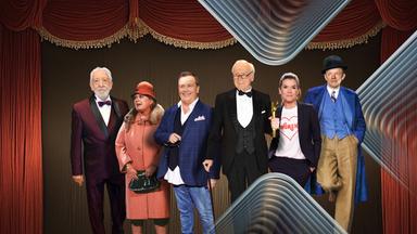 In einer Reihe vor einem roten Vorhang stehend: Dieter Hallervorden, Helga Hahnemann, Haper Kerkeling, Loriot, Anke Engelke und Karl Valentin