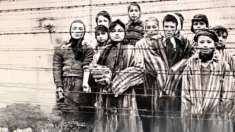 Schwarz Weiß Bild von Kindern hinter Zaun