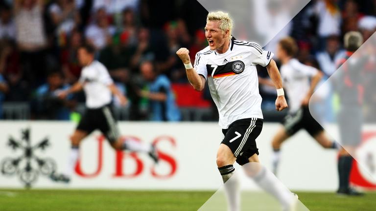 Bastian Schweinsteiger feiert einen Sieg der deutschen Nationalmannschaft, 2008. 