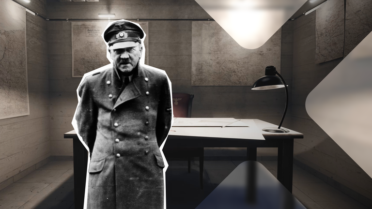 Vor einem animierten Hintergrund ist eine Fotografie von Adolf Hitler linksbündig eingesetzt. Er steht vor seinem Schreibtisch im Füherbunker und trägt eine Uniform. Das Bild ist in Schwarz-Weiß-Tönen gehalten. 
