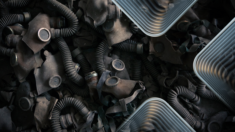 Ein Haufen alter Strahlenschutzmasken in Pripyat, Ukraine.