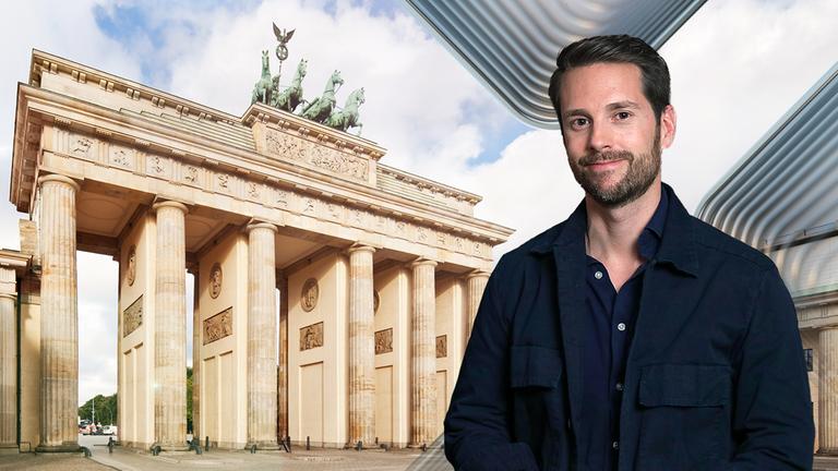 Mirko Drotschmann vor dem Brandenburger Tor