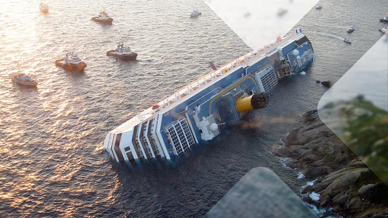 Die "Costa Concordia" liegt auf der Seite vor der Küste. Um sie herum viele kleinere Schiffe, die bei der Rettung und Bergung helfen sollen. 