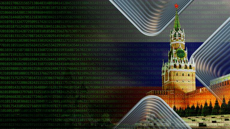 Ein Gebäude des Kremls vor einer eingeblendeten russischen Flagge. Über das ganze Bild erstrecken sich Ziffern, die den Anschein eines Computerbildschirmes geben soll. 