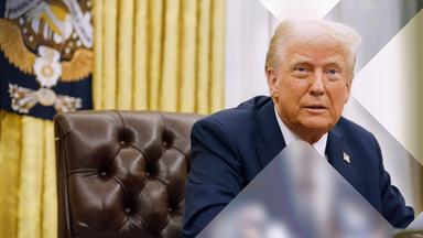 US-Präsident Donald Trump sitzt an seinem Schrebtisch im Oval Office. 