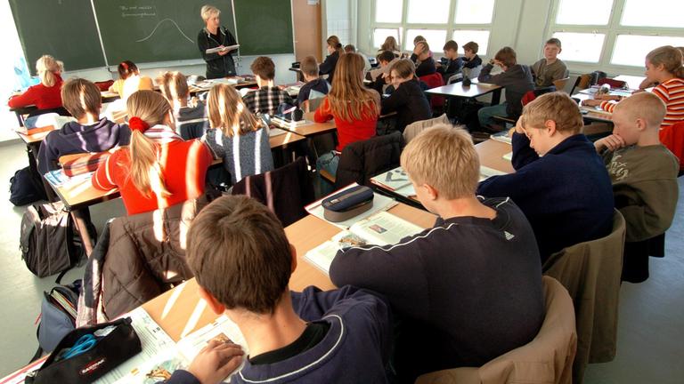 Schülerinnen und Schüler im Unterricht