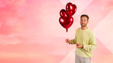 Leon Windscheid mit Herz-Luftballons