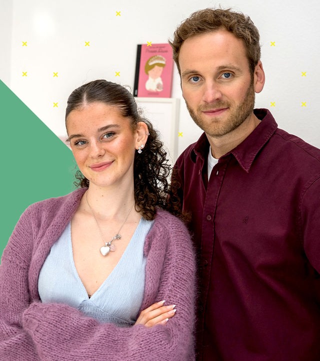 Psychologe Leon Windscheid steht mit Nane in ihrem Kinderzimmer, das sie wegen ihrer Angststörung über längere Zeit nicht verlassen hat.