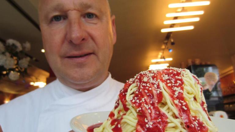 Terra Xpress Expedition in Super-Deutschland Dario Fontanella mit seinem Spaghettieis