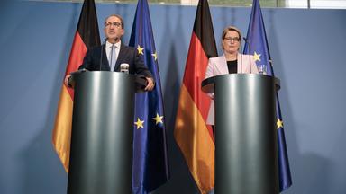 Stefanie Hubig (SPD, r), Bundesministerin der Justiz und für Verbraucherschutz, und Alexander Dobrindt (CSU), Bundesinnenminister, stellen in einer Pressekonferenz im Bundeskanzleramt den 10-Punkte-Plan zu einem besseren Schutz vor islamistischem Terrorismus vor.