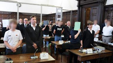 Die Angeklagten sitzen im Sitzungssaal im Strafjustizgebäude zu Beginn eines weiteren Prozesstags im Prozess gegen die rechtsextreme Terrorgruppe «Letzte Verteidigungswelle». 
