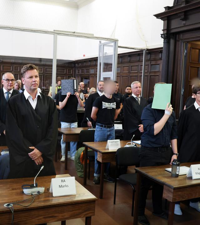 Die Angeklagten sitzen im Sitzungssaal im Strafjustizgebäude zu Beginn eines weiteren Prozesstags im Prozess gegen die rechtsextreme Terrorgruppe «Letzte Verteidigungswelle». 