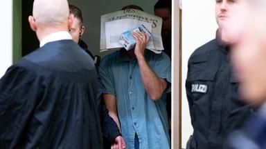 Ein wegen Mitgliedschaft in einer terroristischen Vereinigung und die Vorbereitung eines sogenannten hochverräterischen Unternehmens angeklagter Mann wird im Oberlandesgericht in den Gerichtssaal geführt.