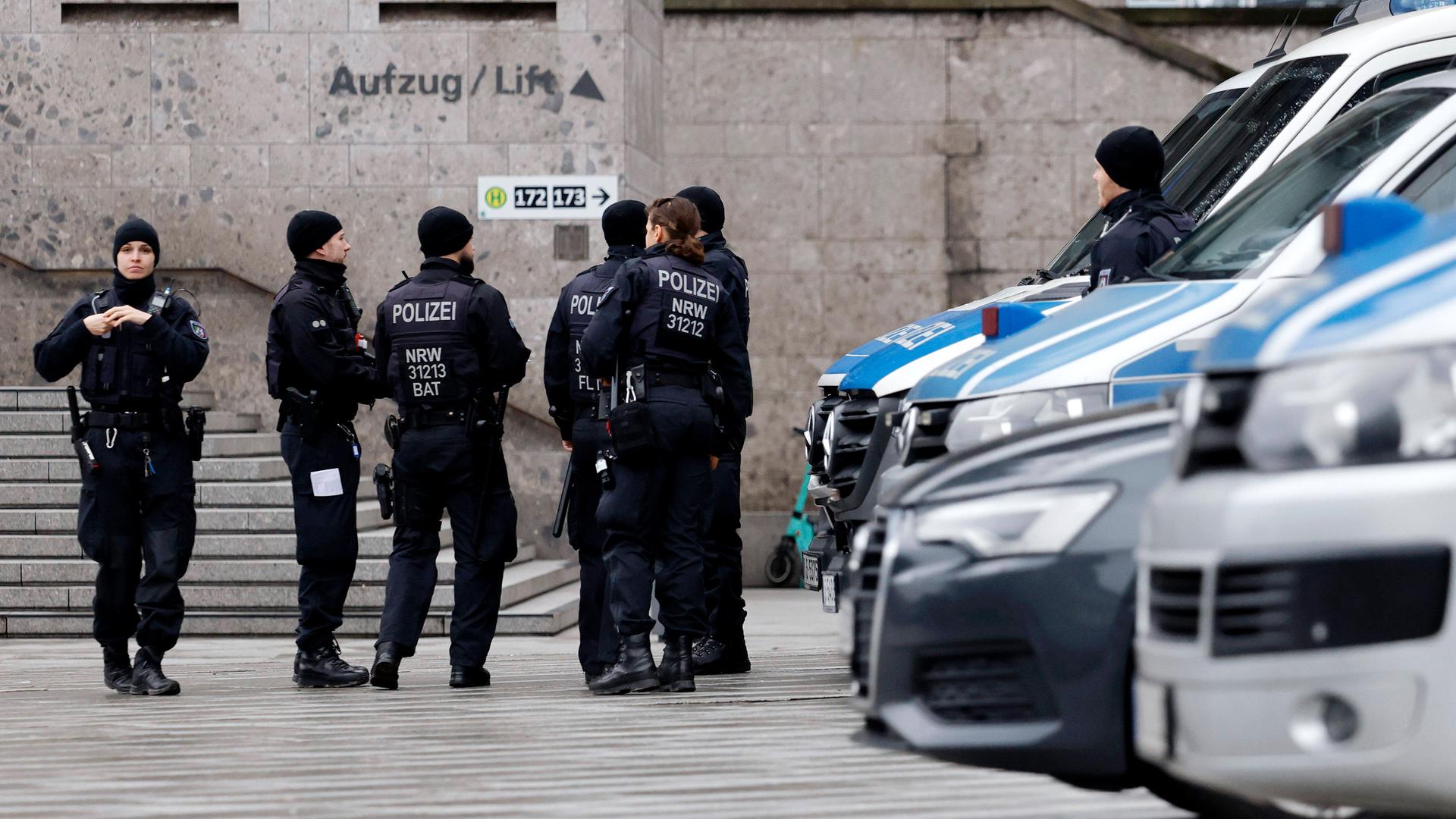 Rund um den Kölner Dom sind Polizisten in Stellung gegangen.