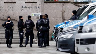 Rund um den Kölner Dom sind Polizisten in Stellung gegangen.