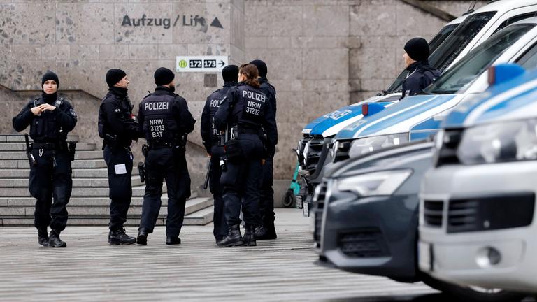 Rund um den Kölner Dom sind Polizisten in Stellung gegangen.