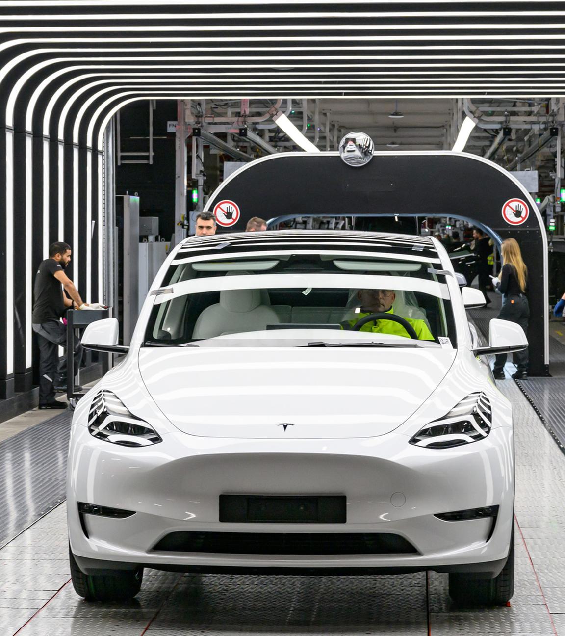Mitarbeiter führen die Endkontrolle der Produktion von Elektrofahrzeugen des Typs Tesla Model Y im Werk der Tesla Gigafactory Berlin-Brandenburg durch.