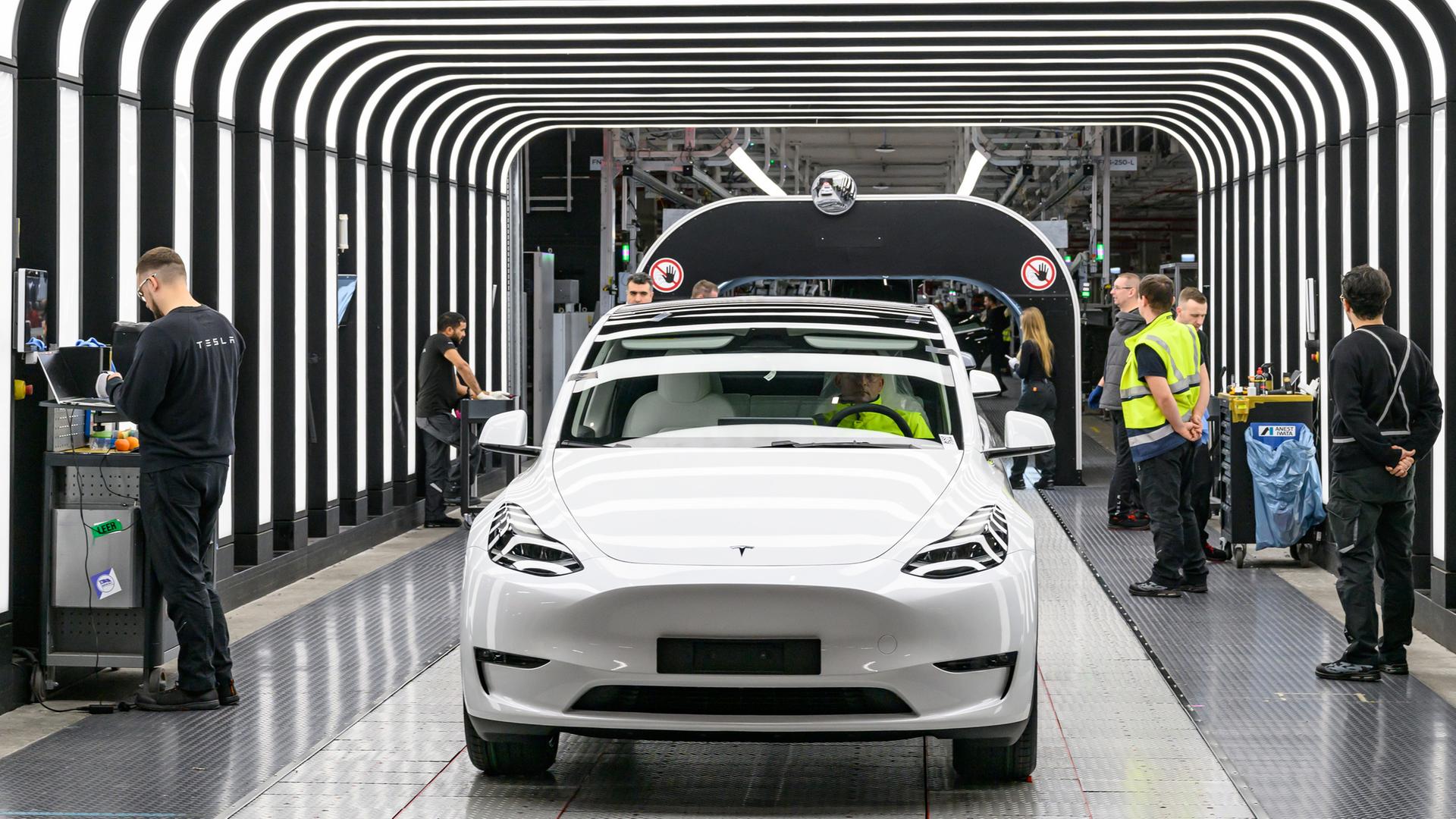 Mitarbeiter führen die Endkontrolle der Produktion von Elektrofahrzeugen des Typs Tesla Model Y im Werk der Tesla Gigafactory Berlin-Brandenburg durch.