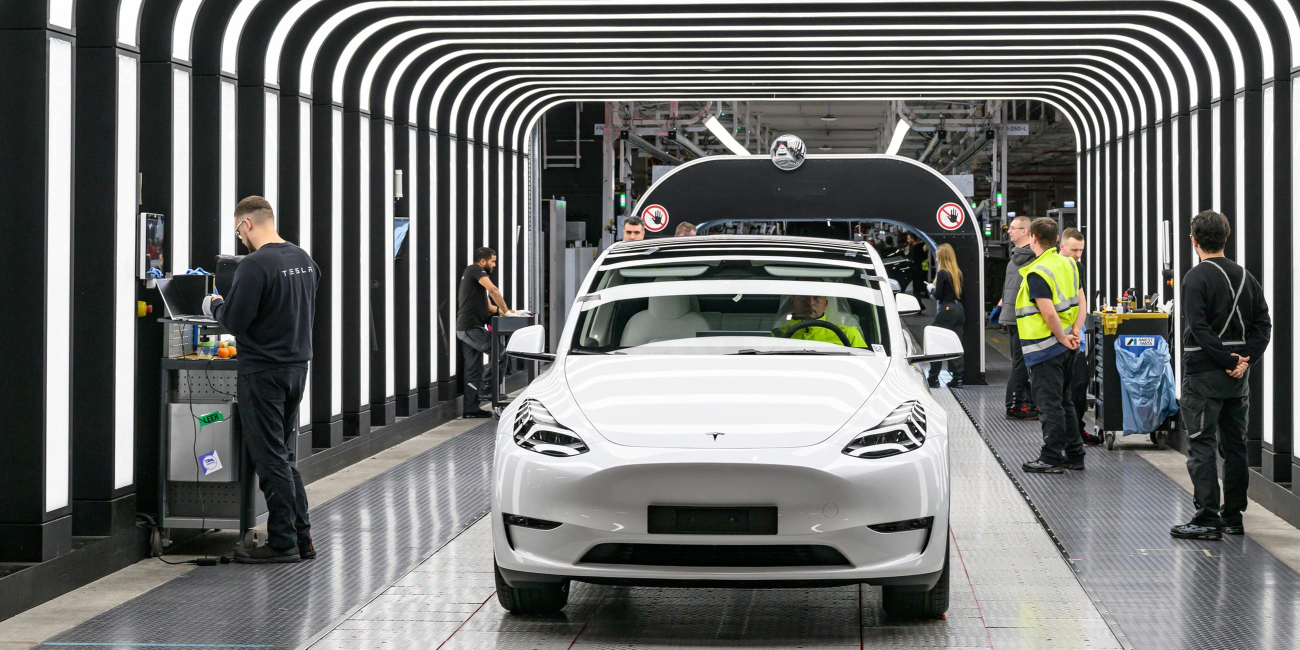 Mitarbeiter führen die Endkontrolle der Produktion von Elektrofahrzeugen des Typs Tesla Model Y im Werk der Tesla Gigafactory Berlin-Brandenburg durch.