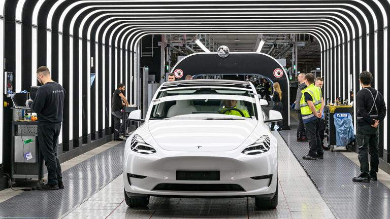 Mitarbeiter führen die Endkontrolle der Produktion von Elektrofahrzeugen des Typs Tesla Model Y im Werk der Tesla Gigafactory Berlin-Brandenburg durch.