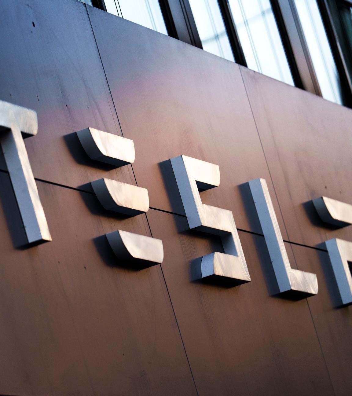 03.04.2025, Hessen, Frankfurt/Main: Das Logo des Automobilherstellers Tesla ist an der Außenfassade des Service Center Frankfurt Ostend angebracht.