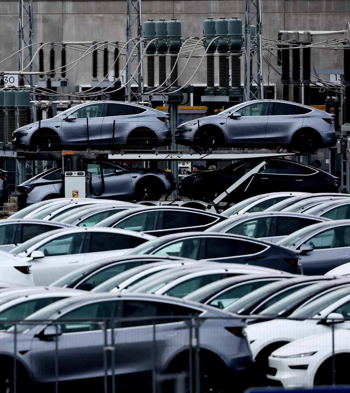 Tesla-Fahrzeuge stehen am 13.03.2025 vor dem Tesla-Werk in Grünheide bei Berlin.