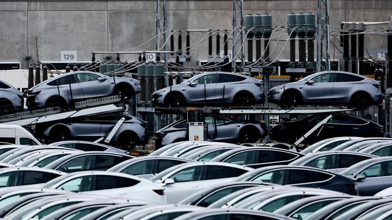 Tesla-Fahrzeuge stehen am 13.03.2025 vor dem Tesla-Werk in Grünheide bei Berlin.