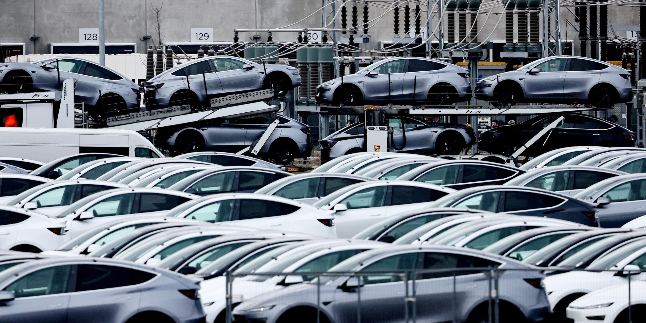 Tesla-Fahrzeuge parken im Tesla-Werk in Grünheide bei Berlin, aufgenommen am 13.03.2025