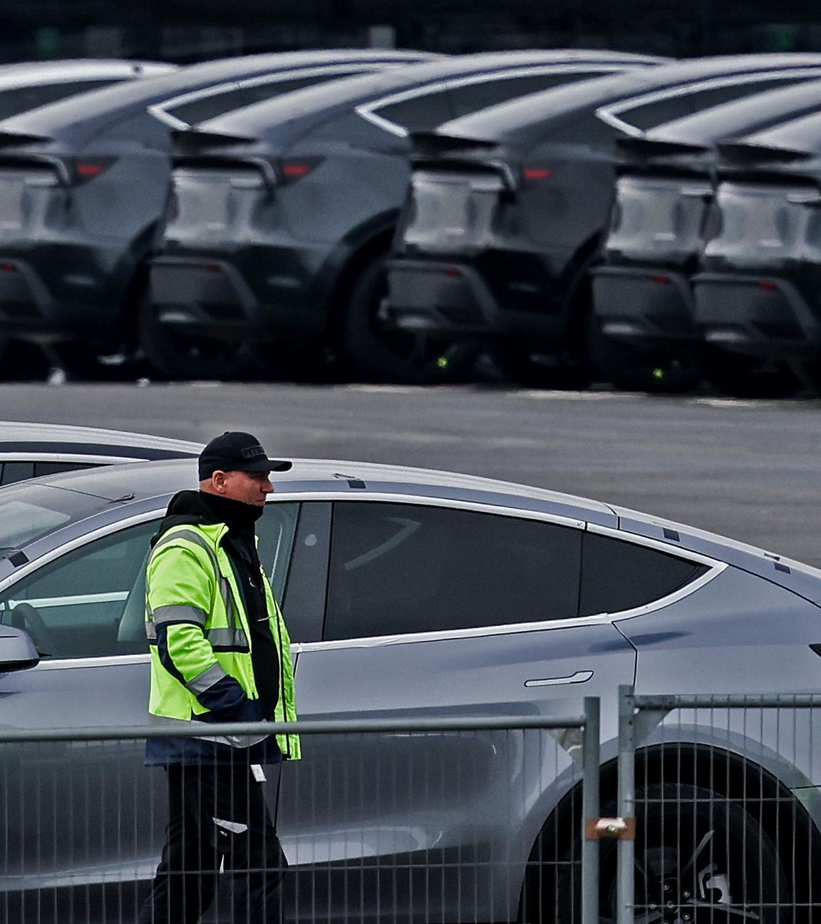 Tesla-Fahrzeuge parken im Tesla-Werk in Grünheide bei Berlin, aufgenommen am 13.03.2025