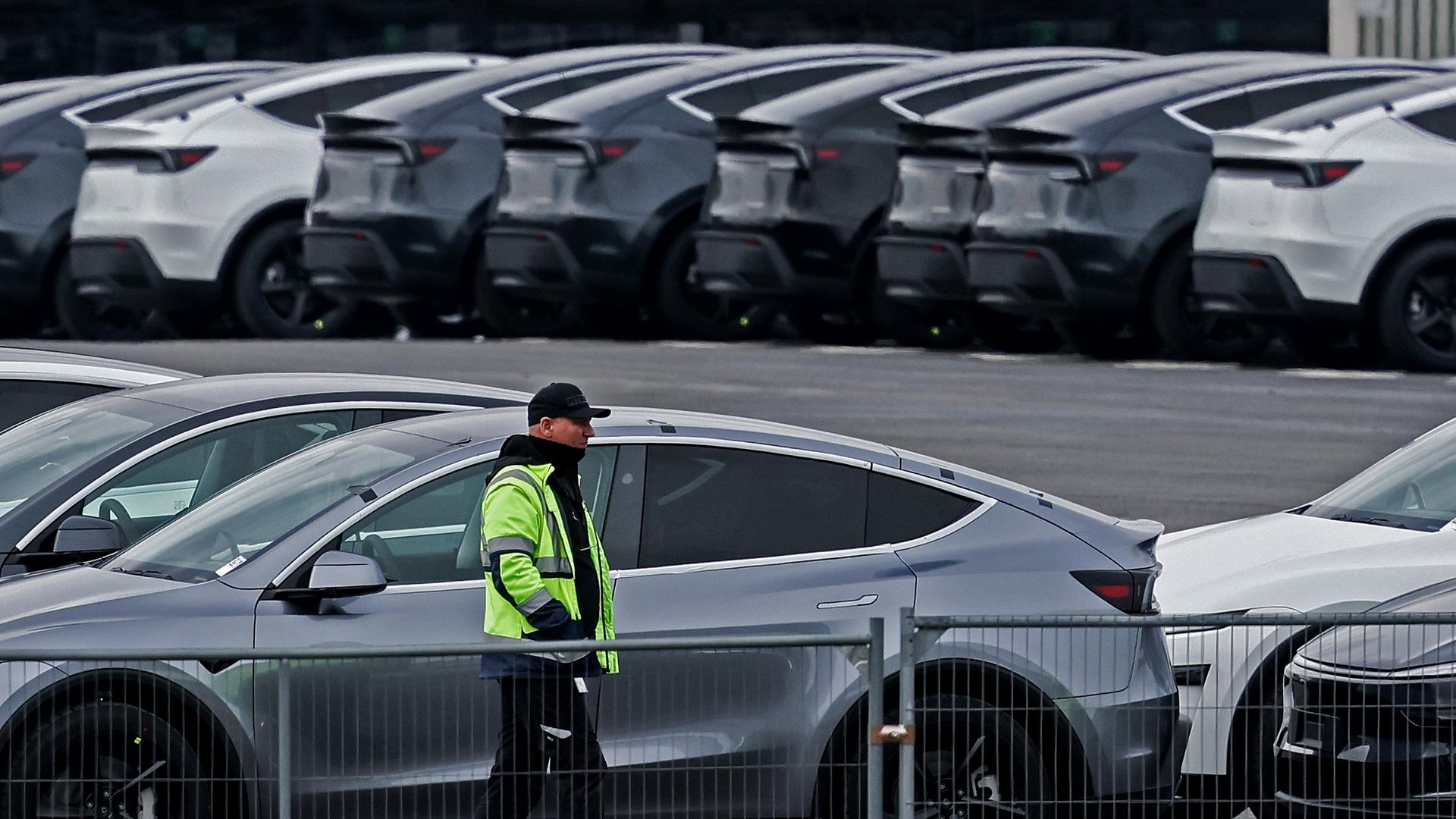 Tesla-Fahrzeuge parken im Tesla-Werk in Grünheide bei Berlin, aufgenommen am 13.03.2025