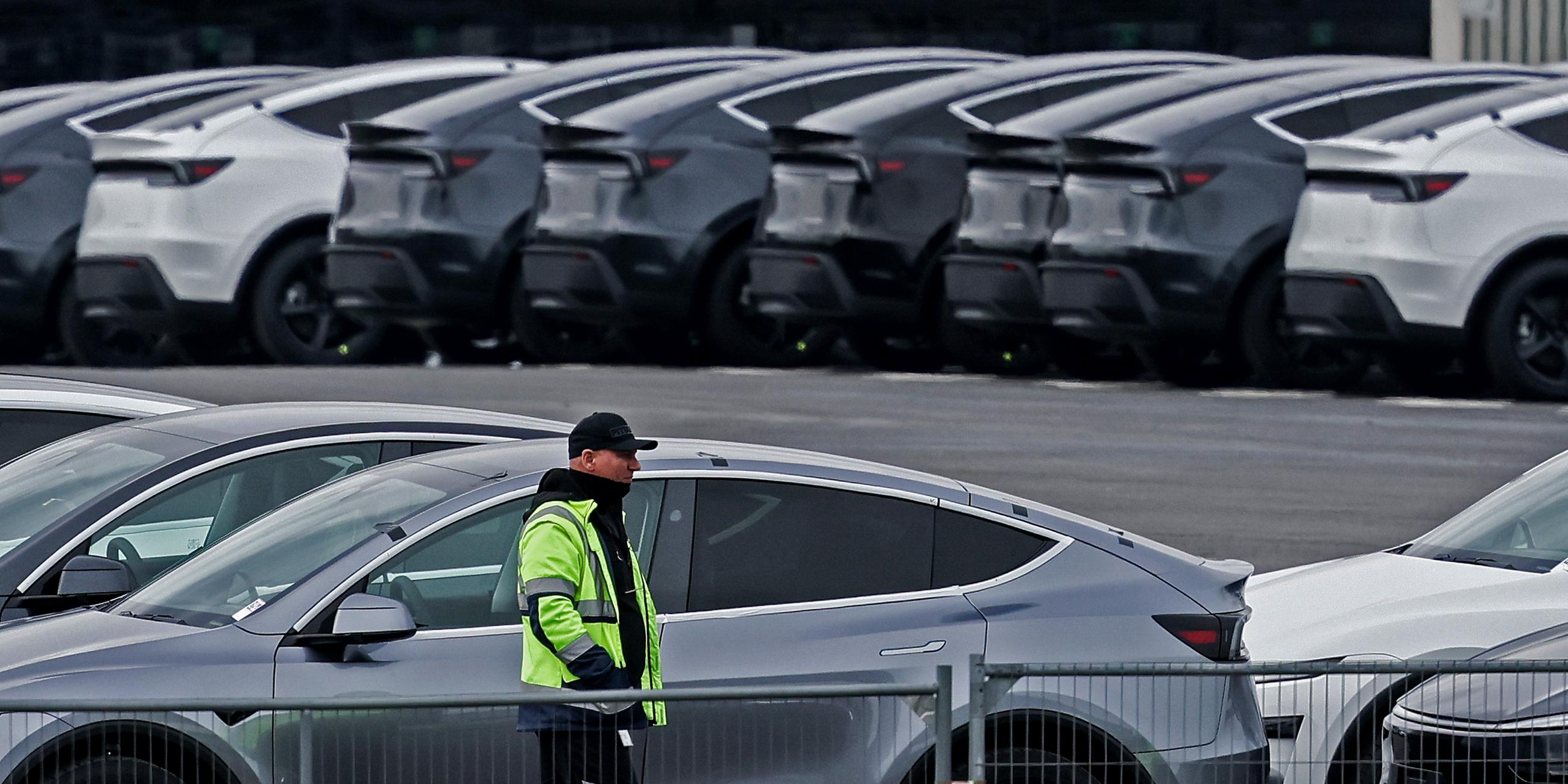 Tesla-Fahrzeuge parken im Tesla-Werk in Grünheide bei Berlin, aufgenommen am 13.03.2025