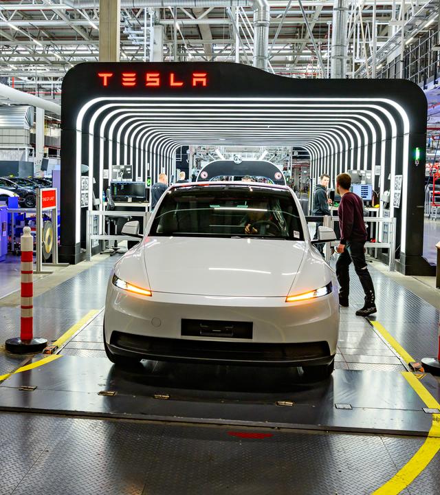 Ein weißer Tesla im Propduktionswerk Grünheide.