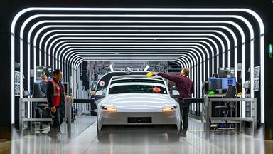 In der Gigafactory Berlin-Brandenburg werden Fahrzeuge vom Typ Tesla Model Y bei der Endkontrolle überprüft.