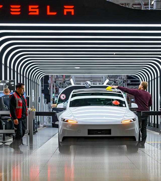 In der Gigafactory Berlin-Brandenburg werden Fahrzeuge vom Typ Tesla Model Y bei der Endkontrolle überprüft.