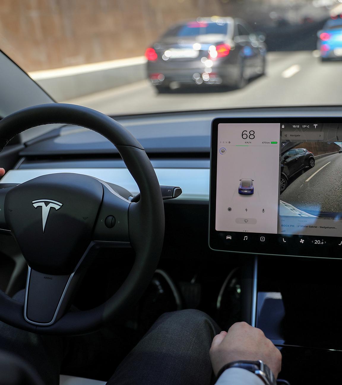 Innenraum eines Tesla Model 3.