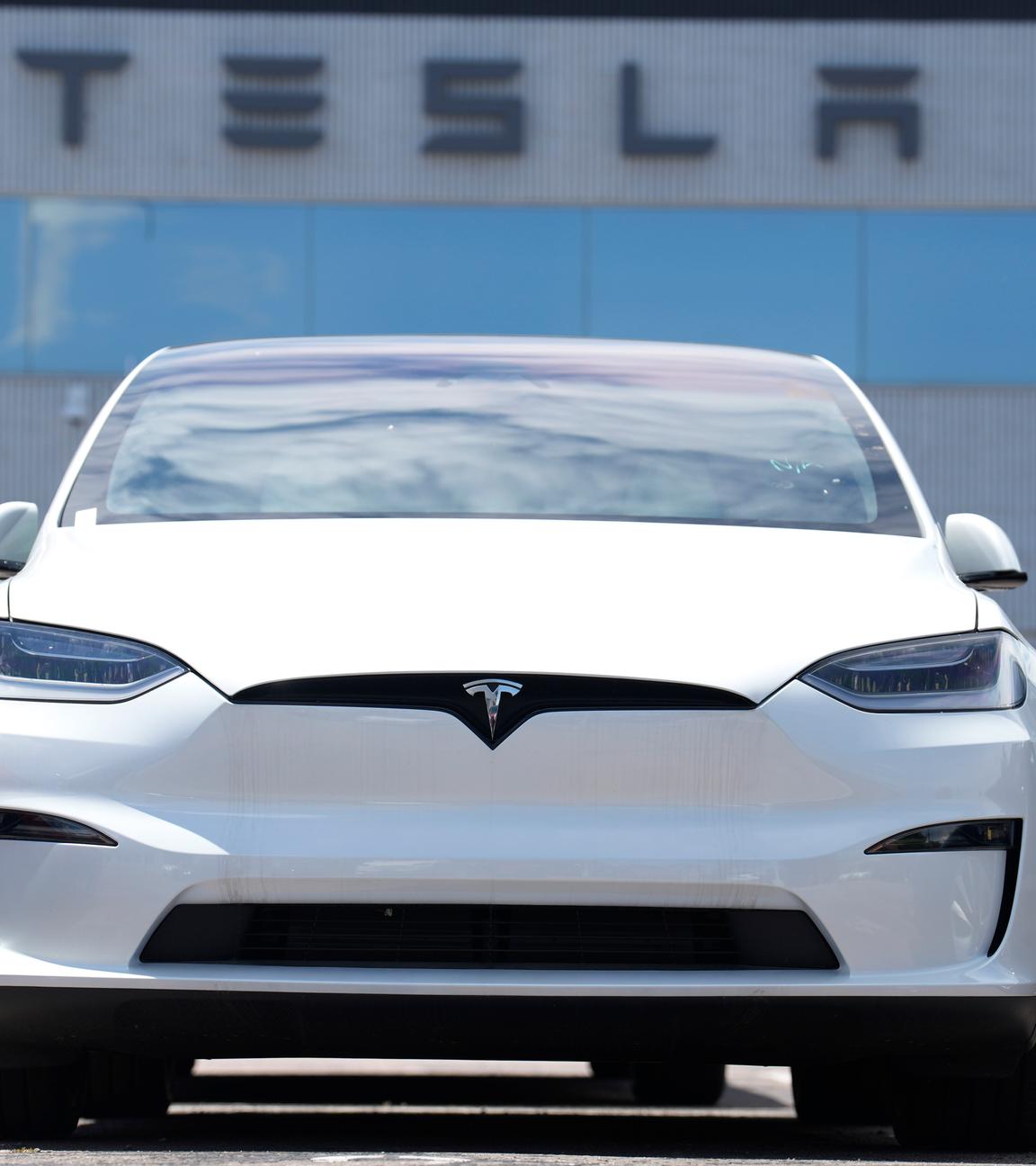 Ein Tesla Model X steht an einem Tesla Werk