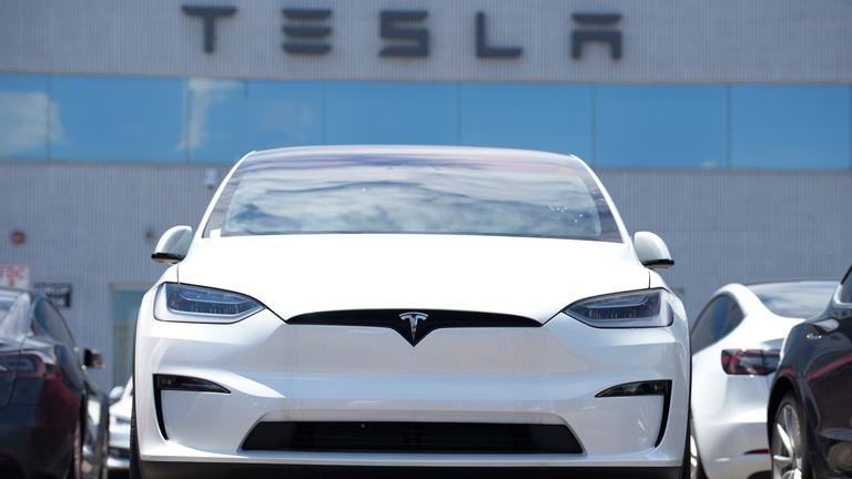 Ein Tesla Model X steht an einem Tesla Werk