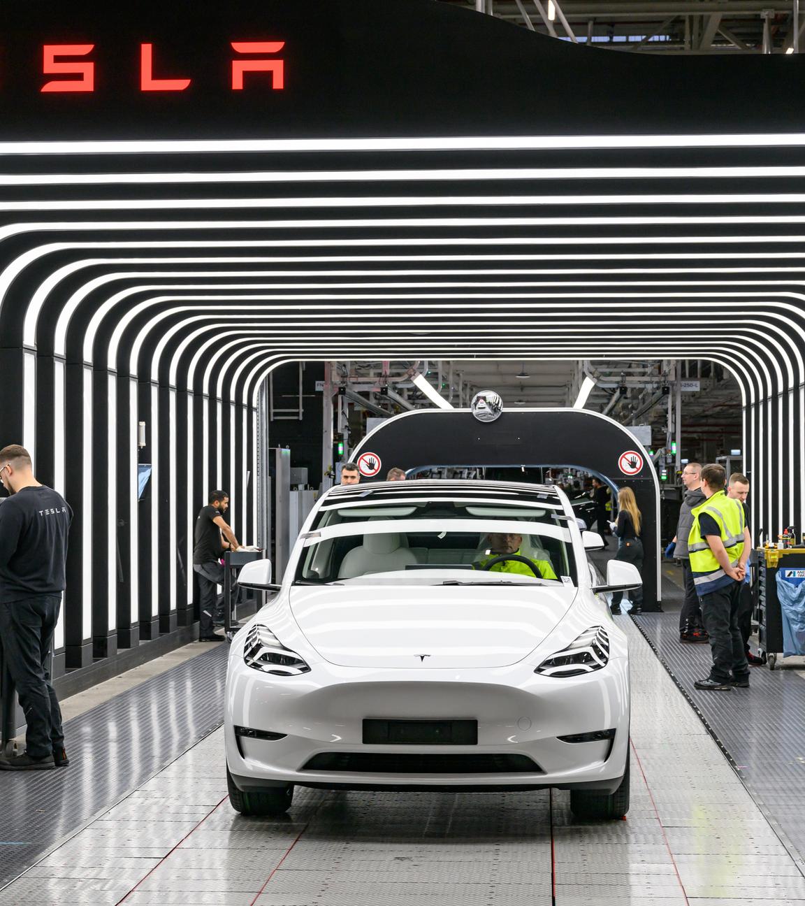 Mitarbeiter führen die Endkontrolle der Produktion von Elektrofahrzeugen des Typs Tesla Model Y durch. 