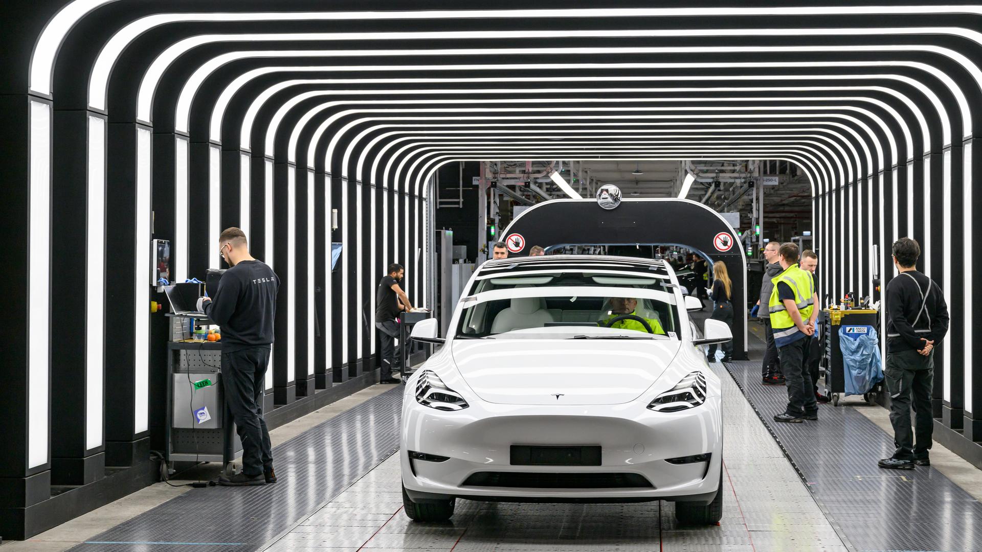 Mitarbeiter führen die Endkontrolle der Produktion von Elektrofahrzeugen des Typs Tesla Model Y durch. 