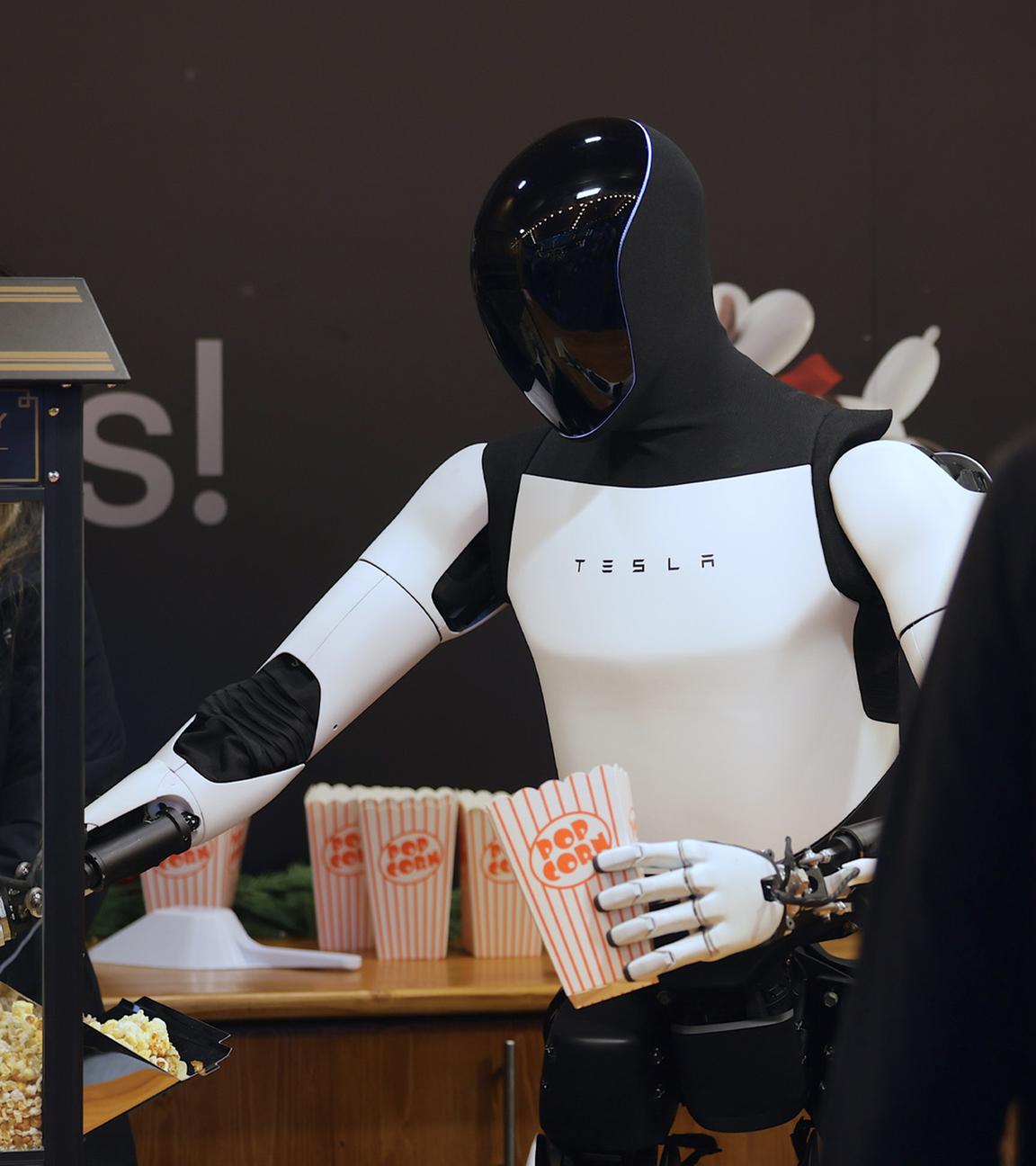 Tesla stellt in Berlin am 20.12.2025 den humanoiden Roboter Optimus vor. In der Mall of Berlin serviert der Roboter den Besuchern Popcorn.