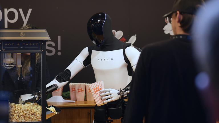 Tesla stellt in Berlin am 20.12.2025 den humanoiden Roboter Optimus vor. In der Mall of Berlin serviert der Roboter den Besuchern Popcorn.