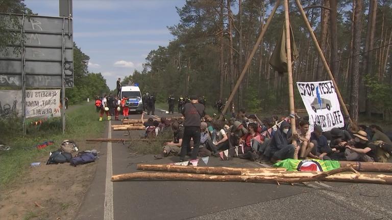 Aktivisten protestieren gegen den Ausbau des Tesla-Werkes und blockieren Straßen.