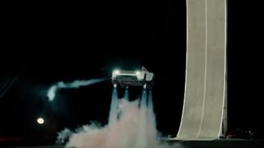 Der Tesla Roadster mit Raketendüsen fliegt