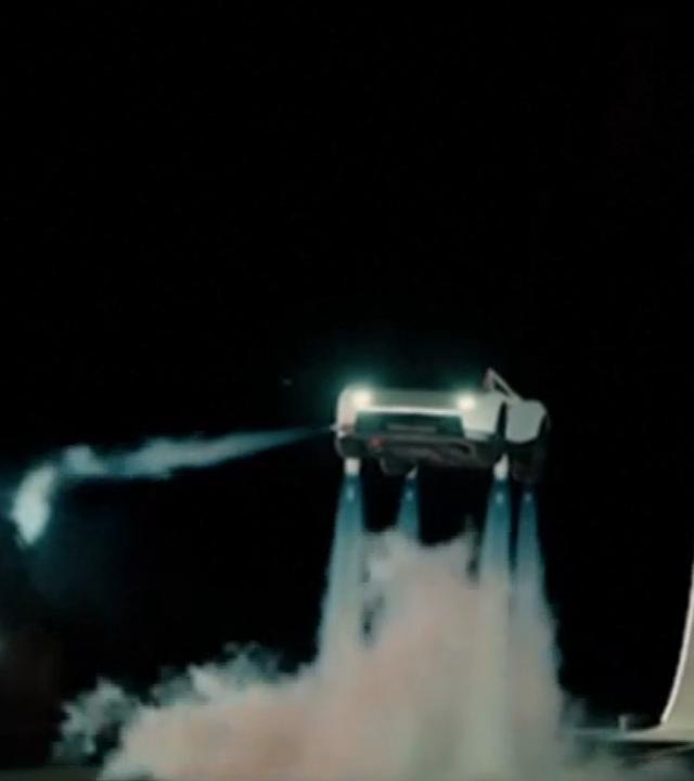 Der Tesla Roadster mit Raketendüsen fliegt