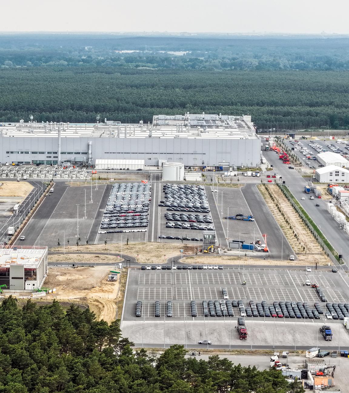 Eine Dronenaufnahme des Tesla Werks in Grünheide