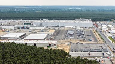 Eine Dronenaufnahme des Tesla Werks in Grünheide