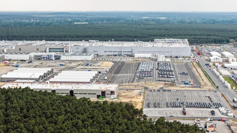 Eine Dronenaufnahme des Tesla Werks in Grünheide