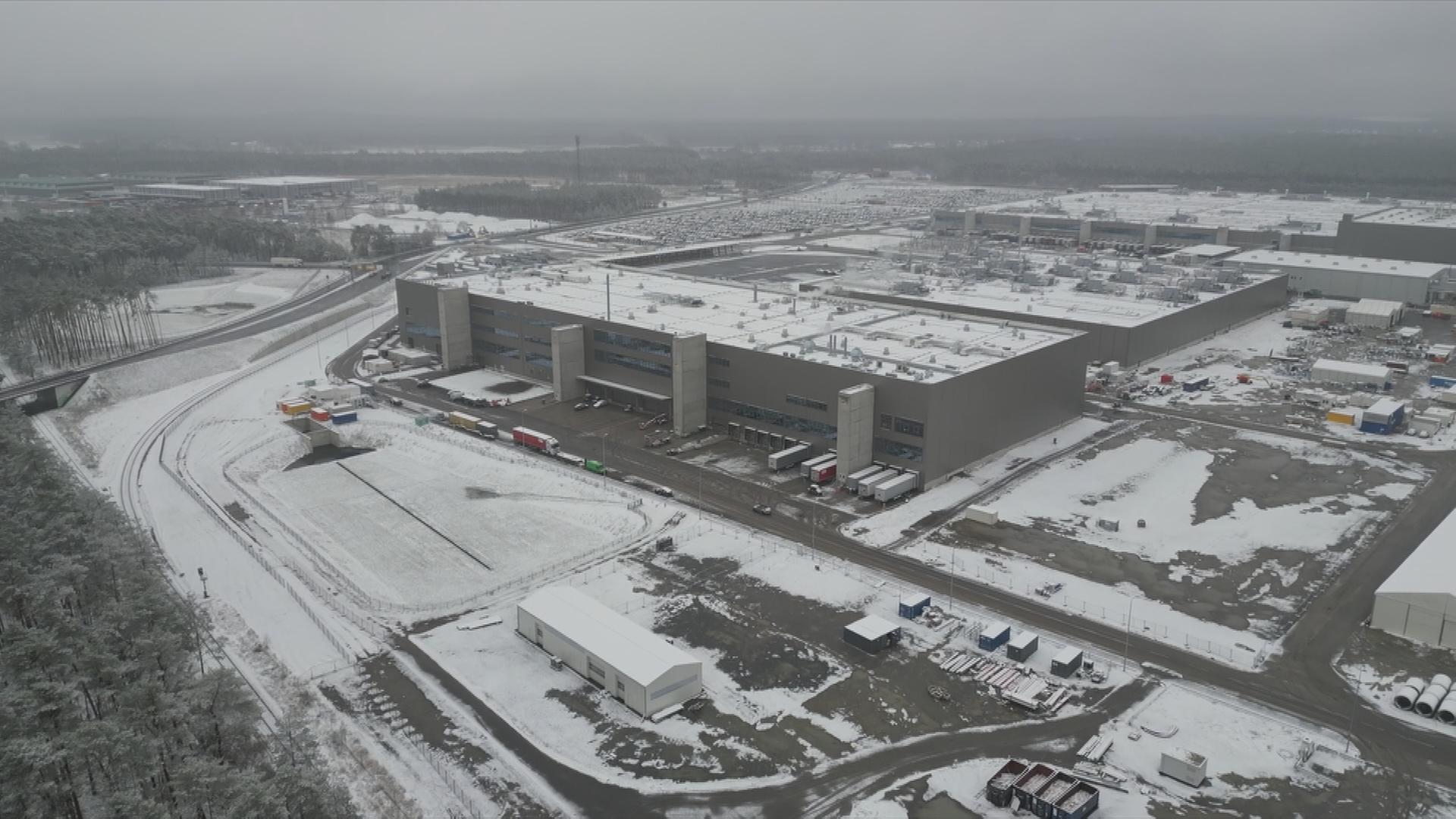 Auf dem Bild sieht man das Tesla Produktions-Gebäude.