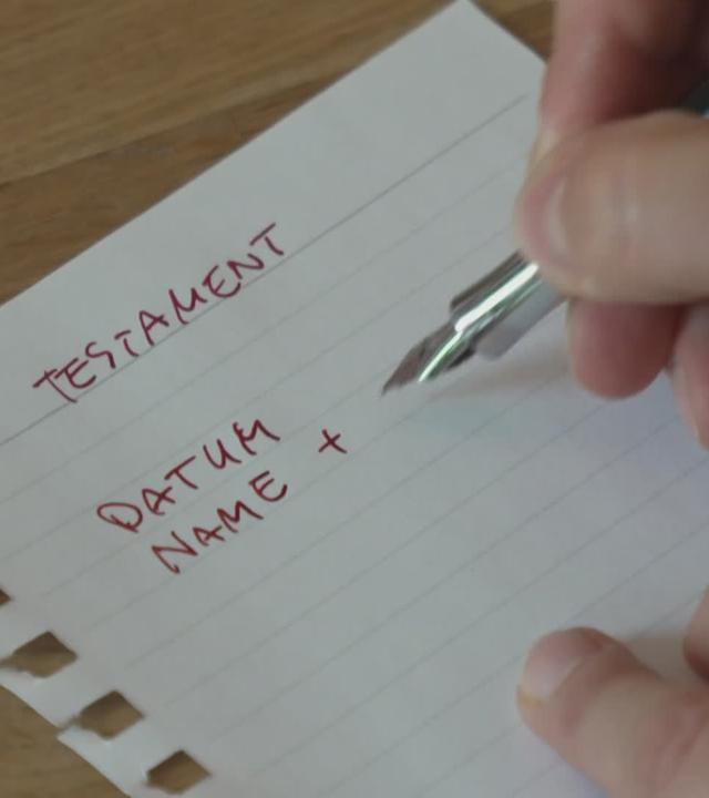 Handschriftliches Testament wird verfasst.